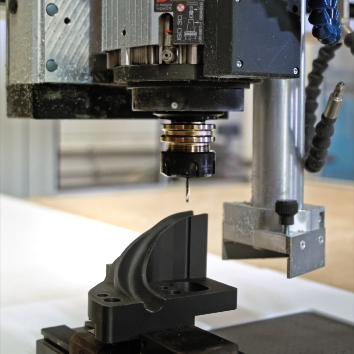 CNC-Fräsen von Kunststoffbauteilen bei Liedtke Kunststofftechnik in Velbert – 3- bis 5-Achs-Bearbeitung mit Toleranzen von ±0,02 mm | CNC milling of plastic components at Liedtke Kunststofftechnik in Velbert, Germany – 3- to 5-axis machining with tolerances of ±0.02 mm