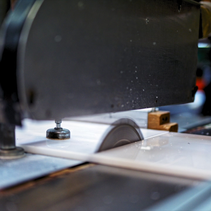 Zuschnittservice für Kunststoffplatten und -stäbe bei Liedtke Kunststofftechnik in Velbert – maßgenauer Kunststoffzuschnitt | Plastic cutting service for sheets and rods at Liedtke Kunststofftechnik in Velbert, Germany – precision plastic cutting to size