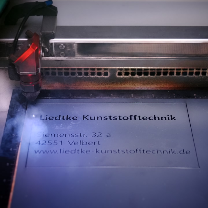 Lasergravur auf Kunststoff bei Liedtke Kunststofftechnik in Velbert – präzise CO₂-Lasergravuren und Beschriftungen | Laser engraving on plastic at Liedtke Kunststofftechnik in Velbert, Germany – precise CO2 laser engravings and markings